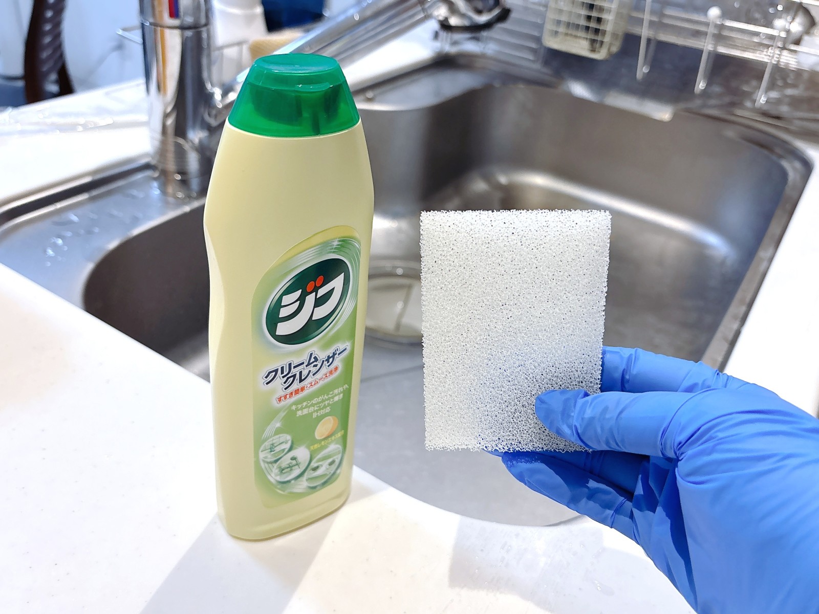 円を描くようにくるくる。「キッチンシンク」を丸ごとキレイにする簡単掃除テク「くすみがスッキリ！」