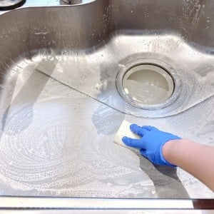 円を描くようにくるくる。「キッチンシンク」を丸ごとキレイにする簡単掃除テク「くすみがスッキリ！」