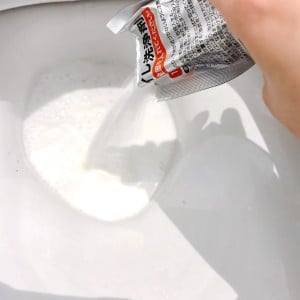ドンキさんさすがです！便器はもうこすらない。“1包入れるだけ”で汚れがスルンと落ちる「神クリーナー」