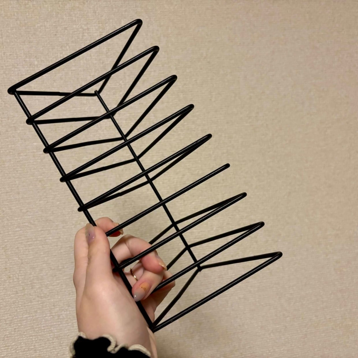  ダイソーの「ブックスタンド」に本以外を4つ収納してみた結果「キッチンやリビングで活躍した」 