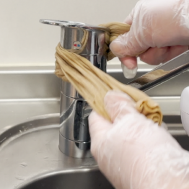 「履き古しストッキング」を使った“意外な掃除ポイント”「かゆいとこまで手が届く」「ピカピカになった」