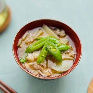 朝「みそ汁」にプラスするだけ。“カリウムやビタミンCを含む2つの春食材”