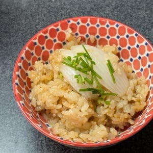 「新玉ねぎ」を丸ごと入れるだけ！気づいたらなくなる炊飯器レシピ