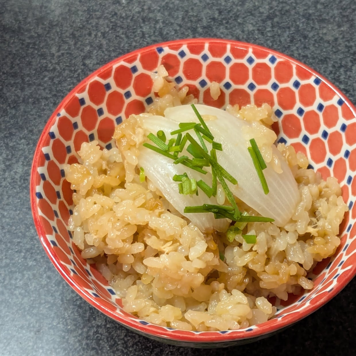  「新玉ねぎ」を丸ごと入れるだけ！気づいたらなくなる炊飯器レシピ 