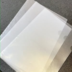 使い道なく溜まりがちな「クリアファイル」を少し切ると“好きな時間がもっと快適”になる【意外な使い方】