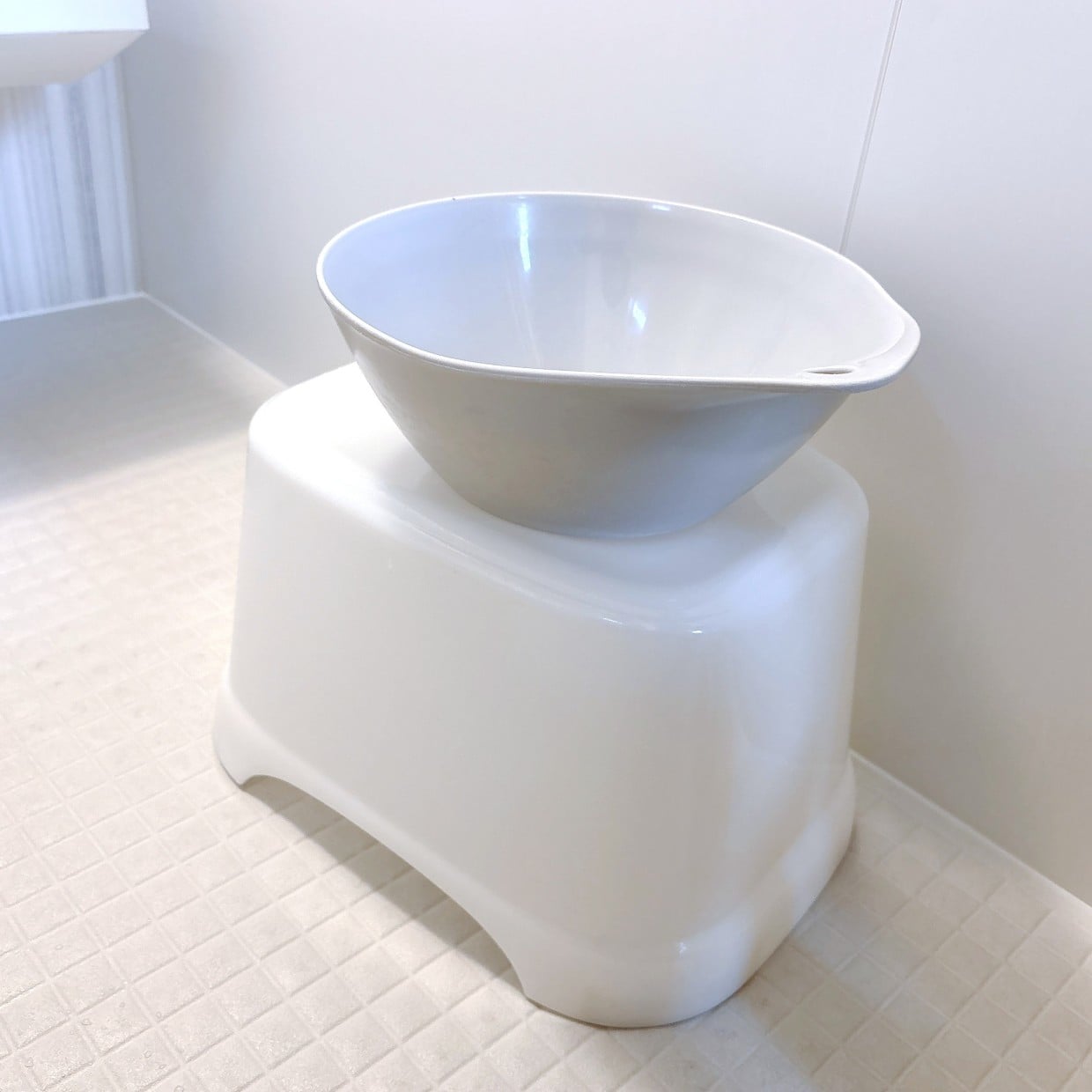  たった3分待って洗うだけ！「お風呂のイスと洗面器」の“ザラザラ汚れ”をスルンと落とす簡単掃除術 