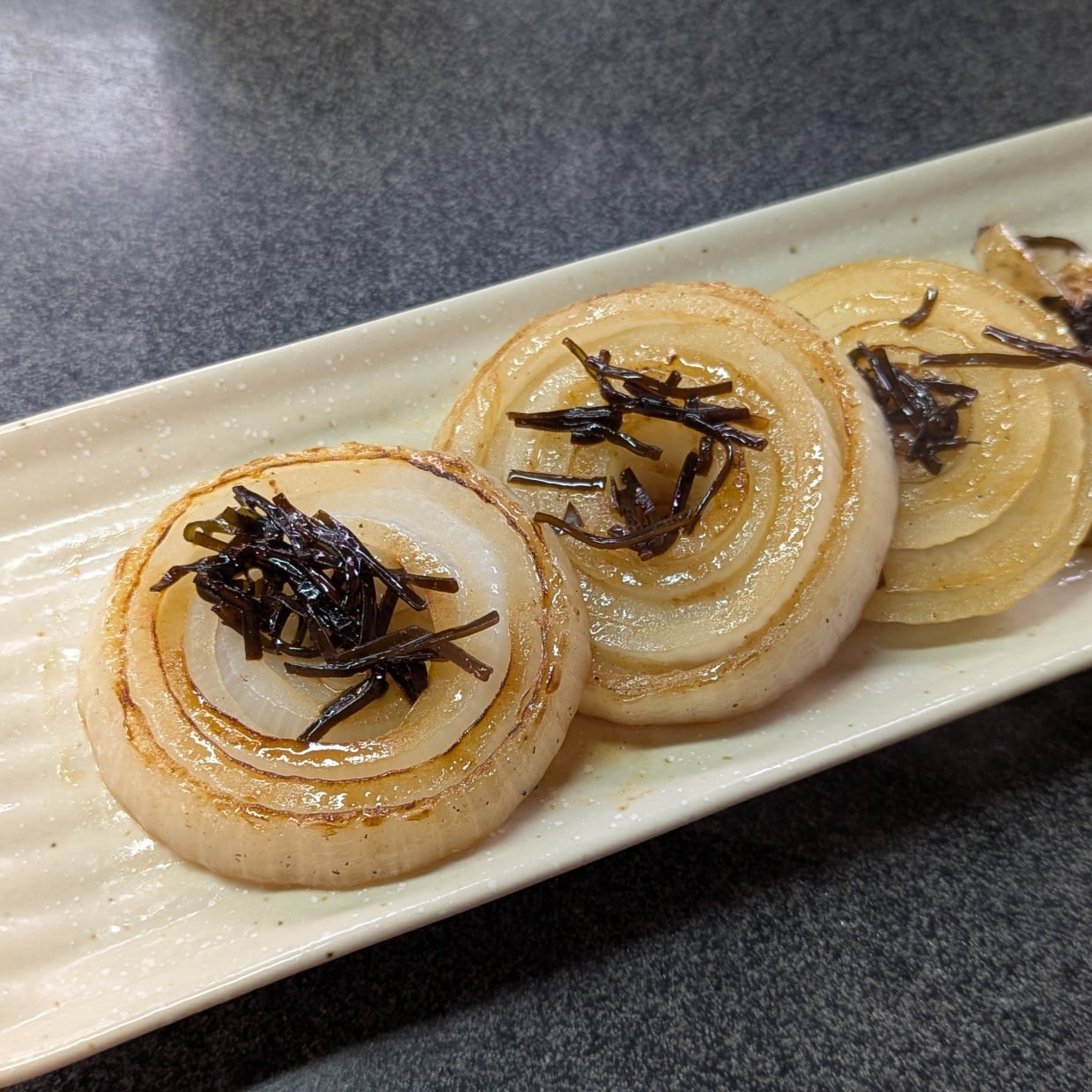  「新玉ねぎ」を焼くだけ！箸がとまらない“調味料の組み合わせ”「食感がたまらない」 