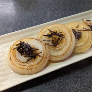 「新玉ねぎ」を焼くだけ！箸がとまらない“調味料の組み合わせ”「食感がたまらない」