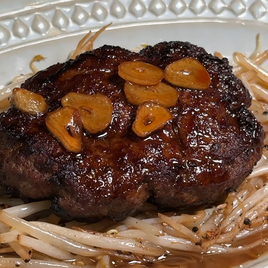  もう高い肉は買わない。フライパン1つで作る絶品“ひき肉ステーキ”「給料日前でも食べられる」 