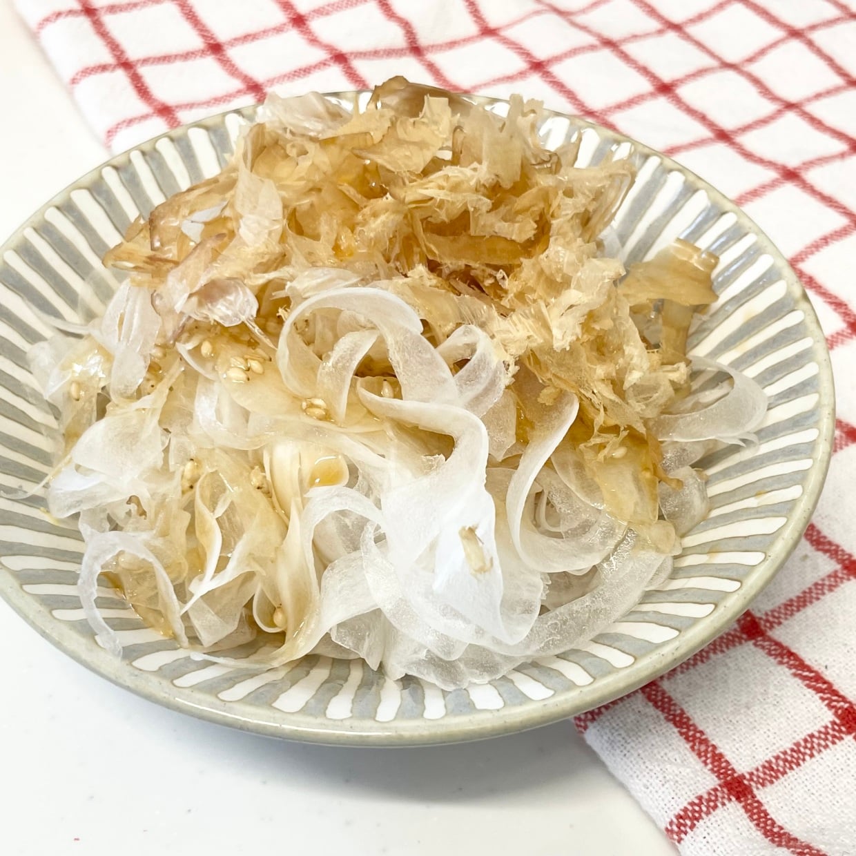  「新玉ねぎ」を切って和えるだけ！やみつきになる味の組み合わせ「さっぱりした味わい」 