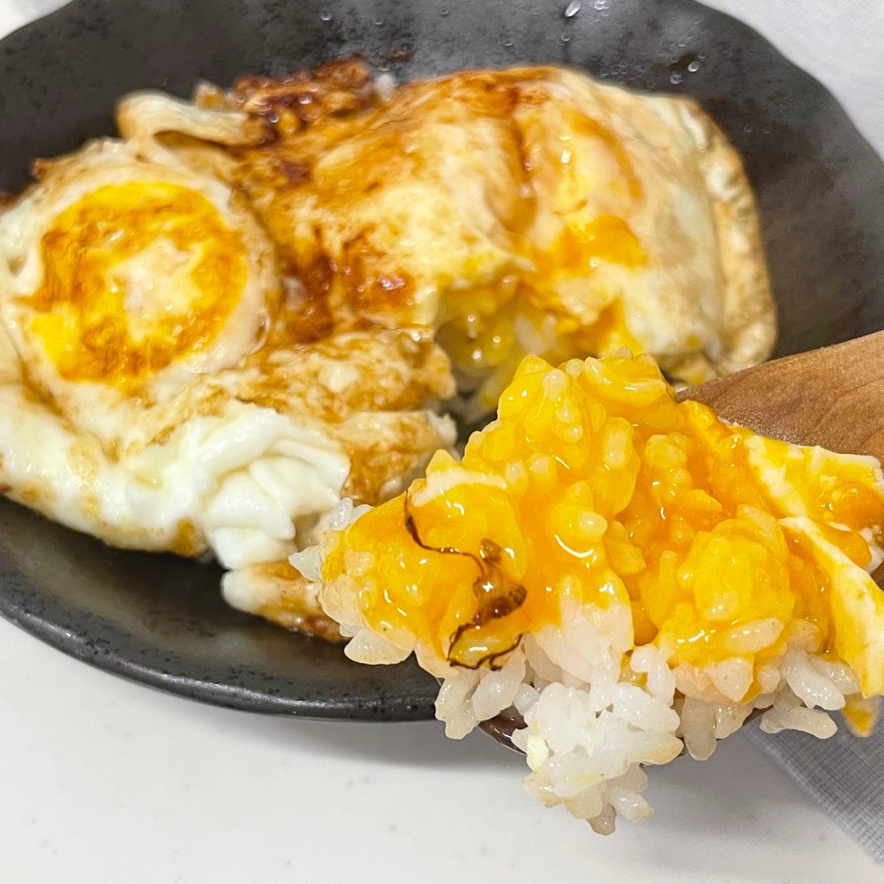  もう醤油だけには戻れない！「目玉焼きご飯」に10g加えるだけでコクが増す調味料 