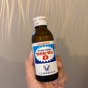 リビングが華やかになったよ。「リポビタンDの空きビン」の“おしゃれ”な活用術2つ「色もいい」