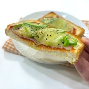 「焼く前に小さじ1かけるだけ」ケチャップだけじゃない“ピザトースト”のコクを引き出す意外な調味料