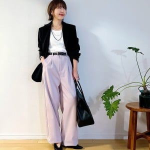 「いつものコーデに抜け感が！」40代の春のパンプスコーデ3選