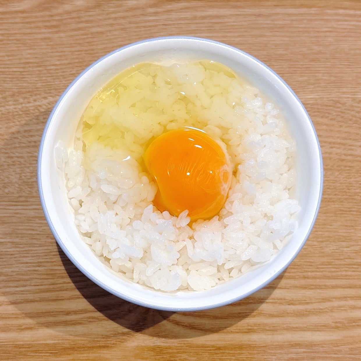  「1袋かけるだけ」卵かけごはん革命かも。飽きさせない“意外なアレンジ”「醤油より好きだわ」 