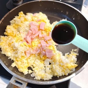 「大さじ1入れるだけ」コクが増して味が決まる“格上チャーハン”になるワザ「家族から好評」「満足感！」