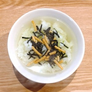 夏の定番になるかも。「小さじ1かけるだけ」いつもの「お茶漬け」に“コクが加わる”おいしい食べ方