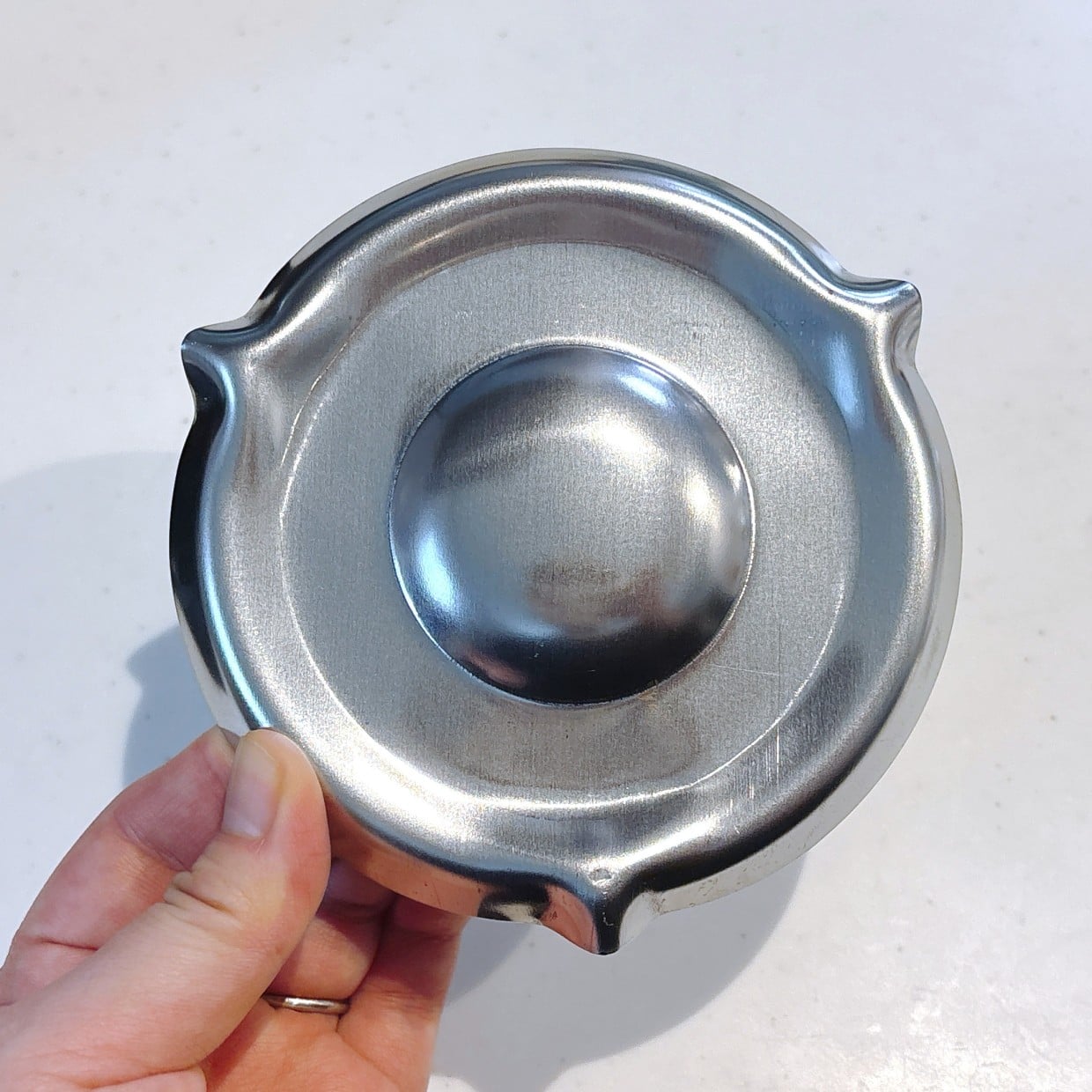  え？鍋に？【ダイソー】の“銀の灰皿”のようなアイテムが画期的過ぎた「助かります」「手放せない」 