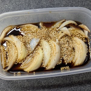 朝「新玉ねぎ」を焼いて漬けるだけ！夕食は冷蔵庫から出すだけレシピ「ごはんとの相性抜群」