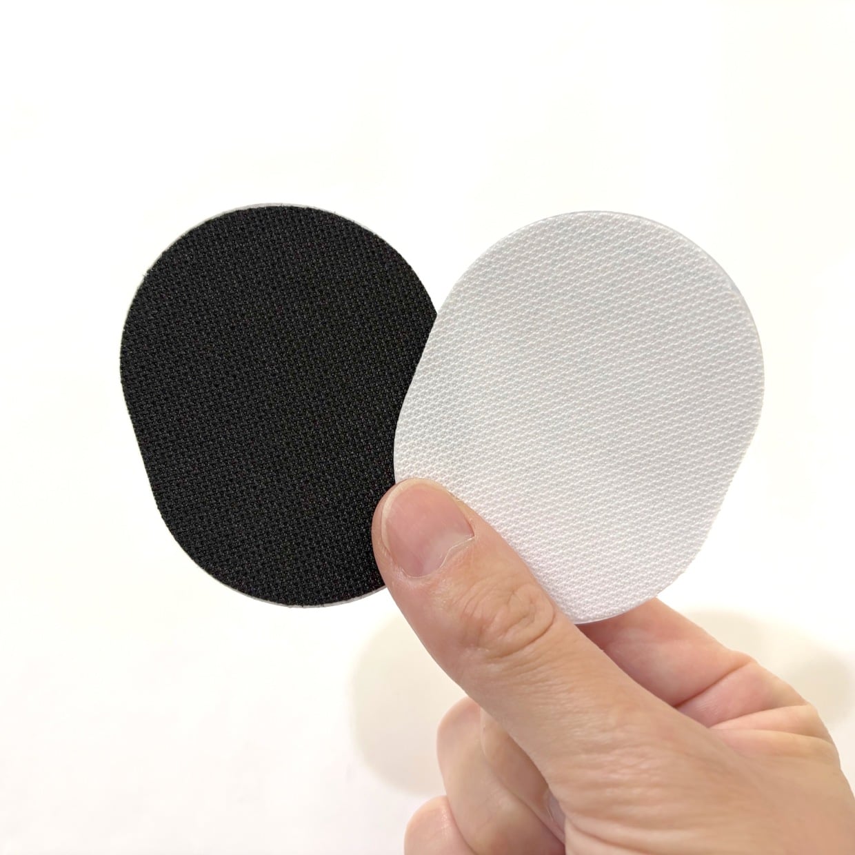  家族全員分欲しくなる。「スニーカーのかかとの内側の擦れ」を手軽に補修！【ダイソー】貼るだけ便利グッズ 