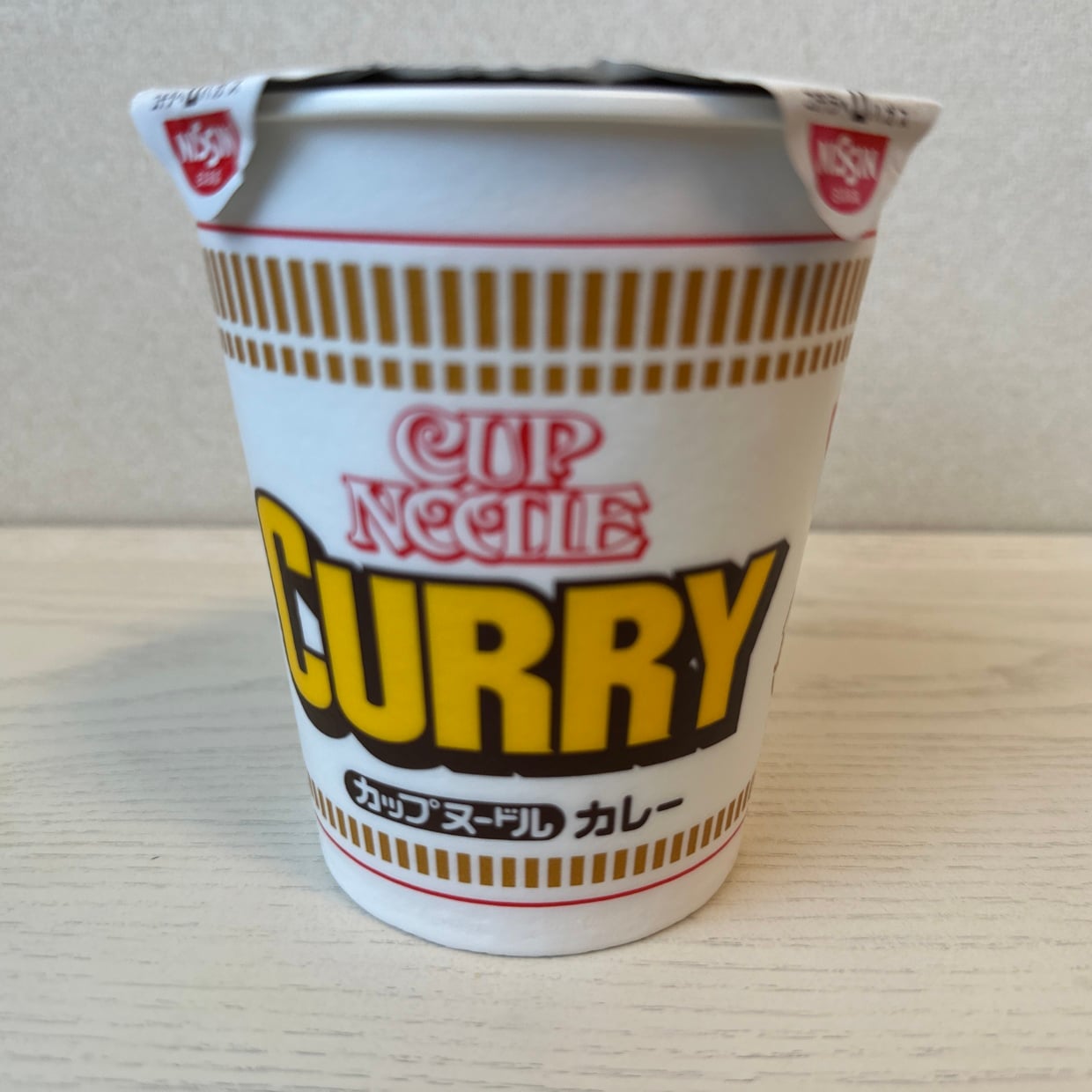  「ひとつまみ」入れるだけ。いつもの“カレーヌードル”が大人の味わいになる“目からウロコの味変テク” 
