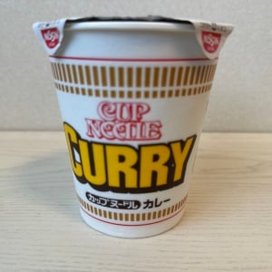 「ひとつまみ」入れるだけ。いつもの“カレーヌードル”が大人の味わいになる“目からウロコの味変テク”