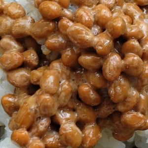 茶碗につく納豆のぬめりが軽減される“斬新なアイデア”「黒いものが…」「次回からマネする」