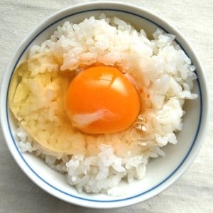 「大さじ1加えるだけ」いつもの卵かけご飯が“別格の香ばしさ”になるツブツブの食材「醤油にも合う」