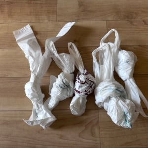 “雪崩”を防がなきゃ。散らかった「大量のレジ袋」が1か所にまとまる収納術「実用的で助かる！」