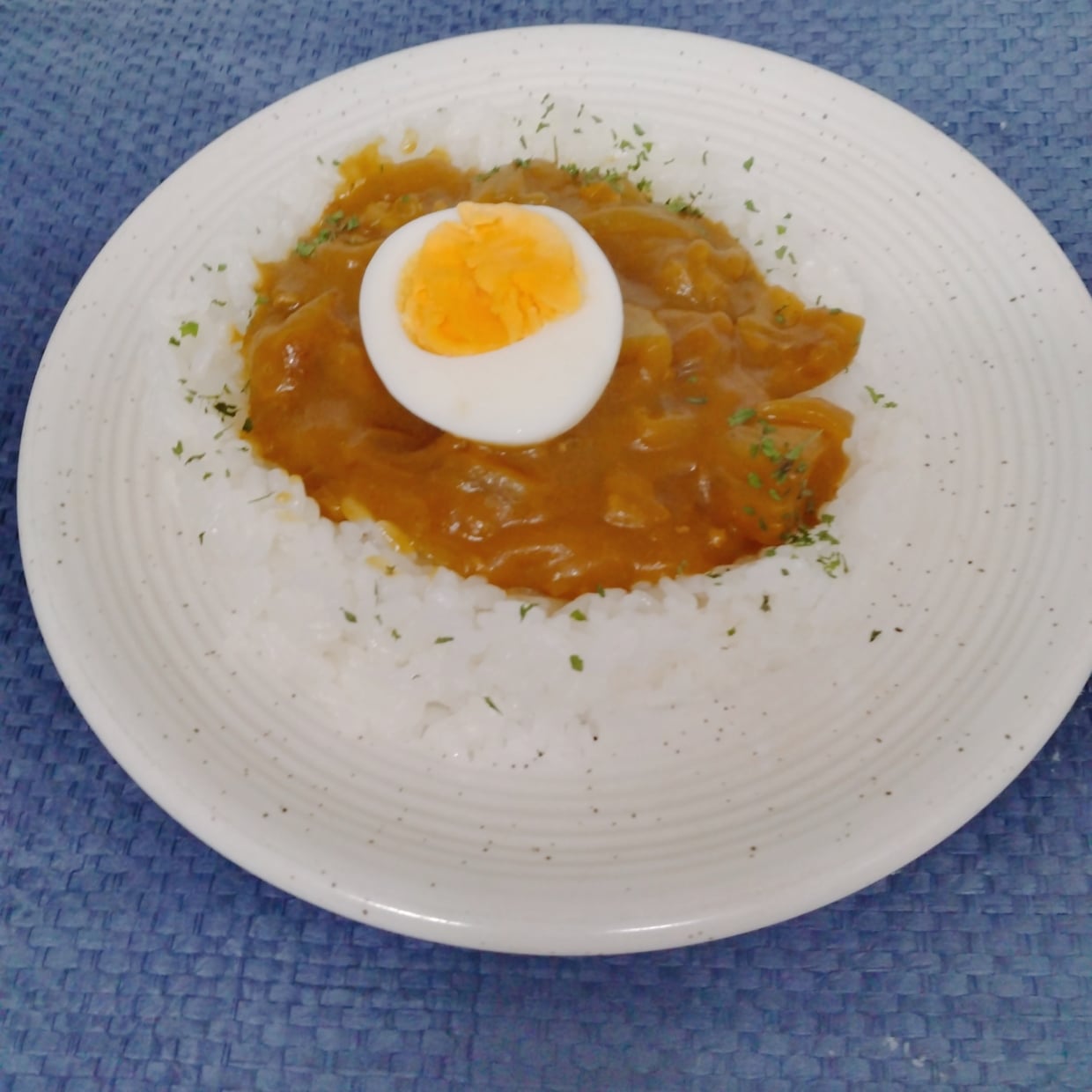  ほんのひと手間で見違える！簡単にできる“カフェ風カレー盛りつけ”「大きなくぼみが…」「食べやすい」 
