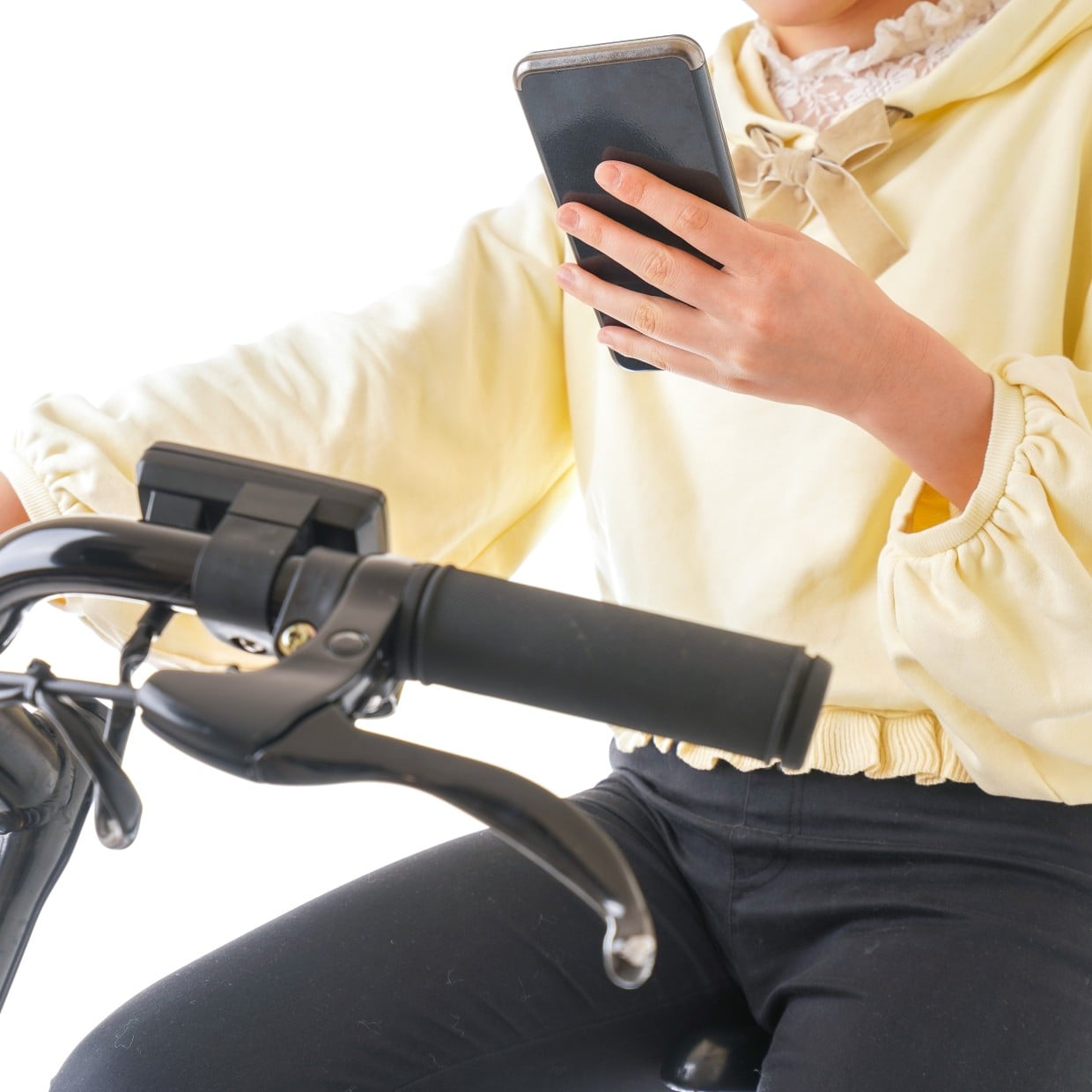  自転車の「ながらスマホ」反則金はいくら？家族で知っておきたい自転車ルール 