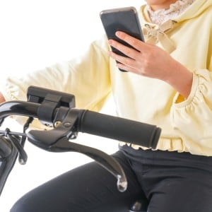 自転車の「ながらスマホ」反則金はいくら？家族で知っておきたい自転車ルール