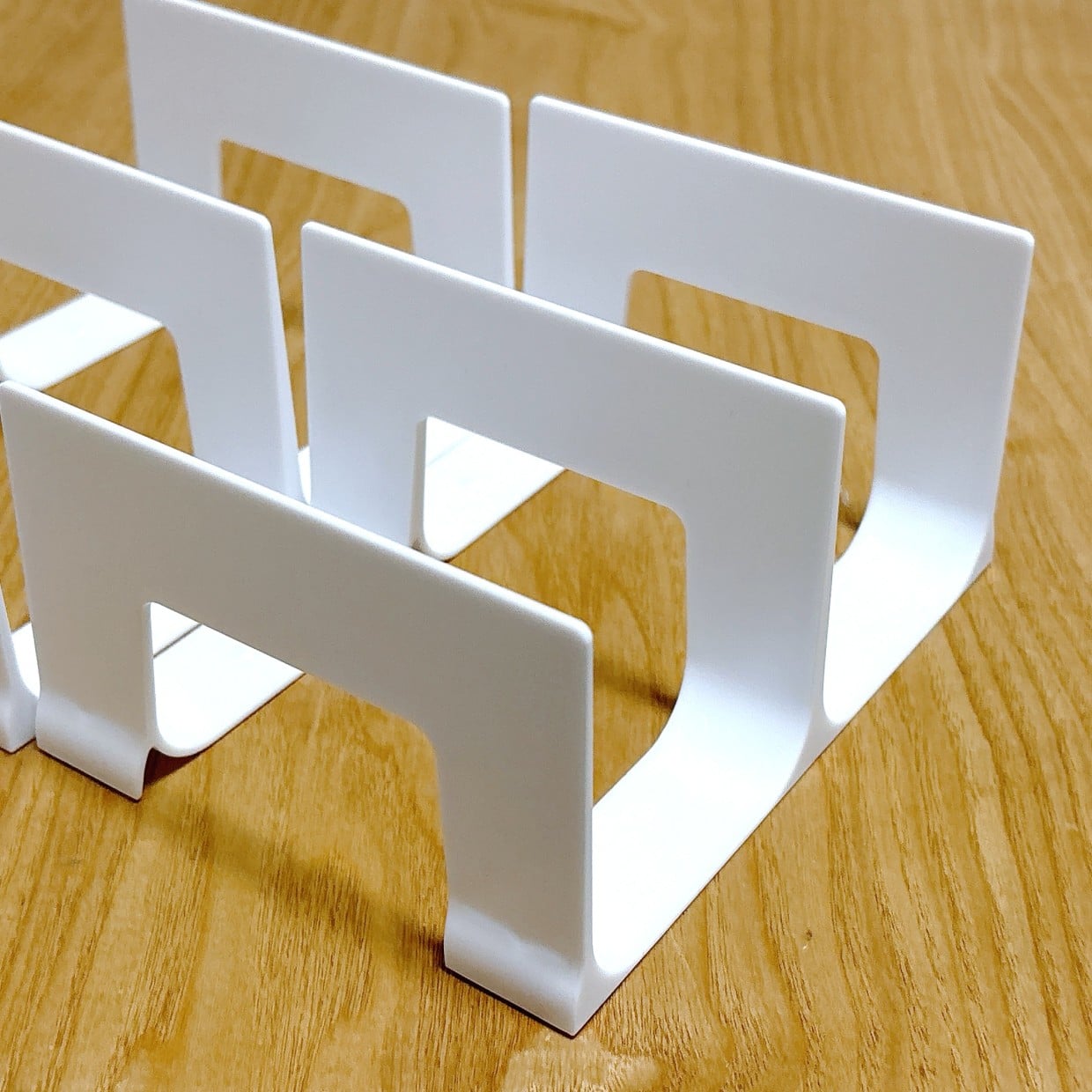  「冷蔵庫の中で転がるペットボトル問題」に終止符を！【ダイソー】スペースにムダがない収納力抜群アイテム 