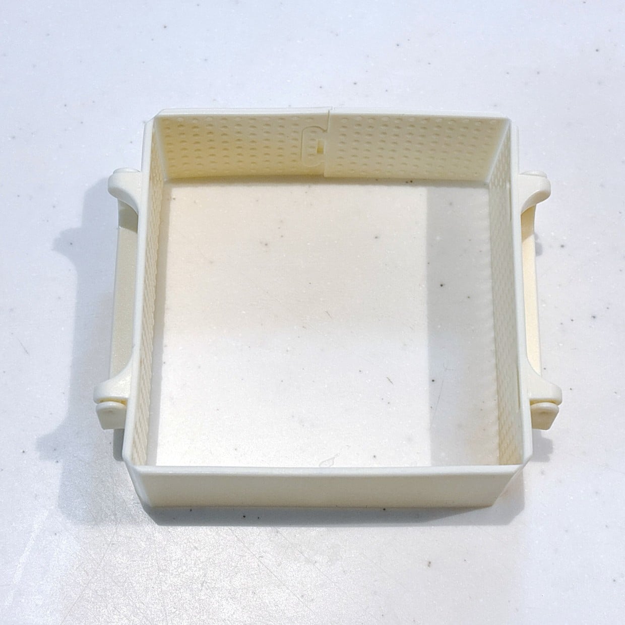  【ダイソー】なぞの“四角い囲い”が画期的すぎた「まるで計ったかのよう！」「1つあると大活躍」 