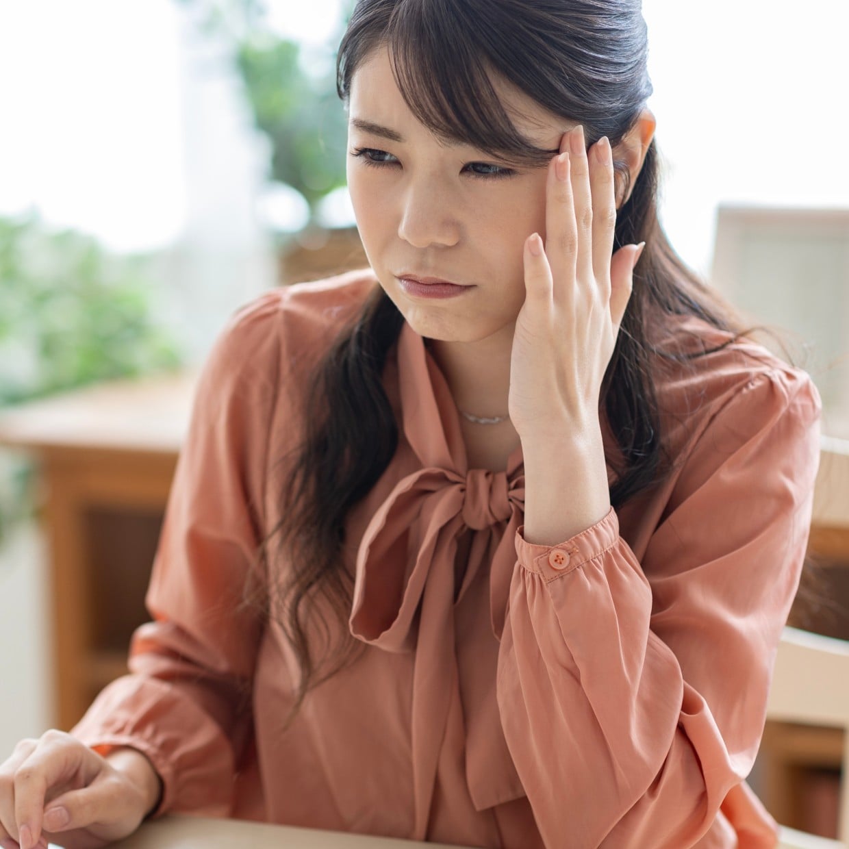  「幸福度が低い人」に共通する“ひとり時間の使い方”6つ 