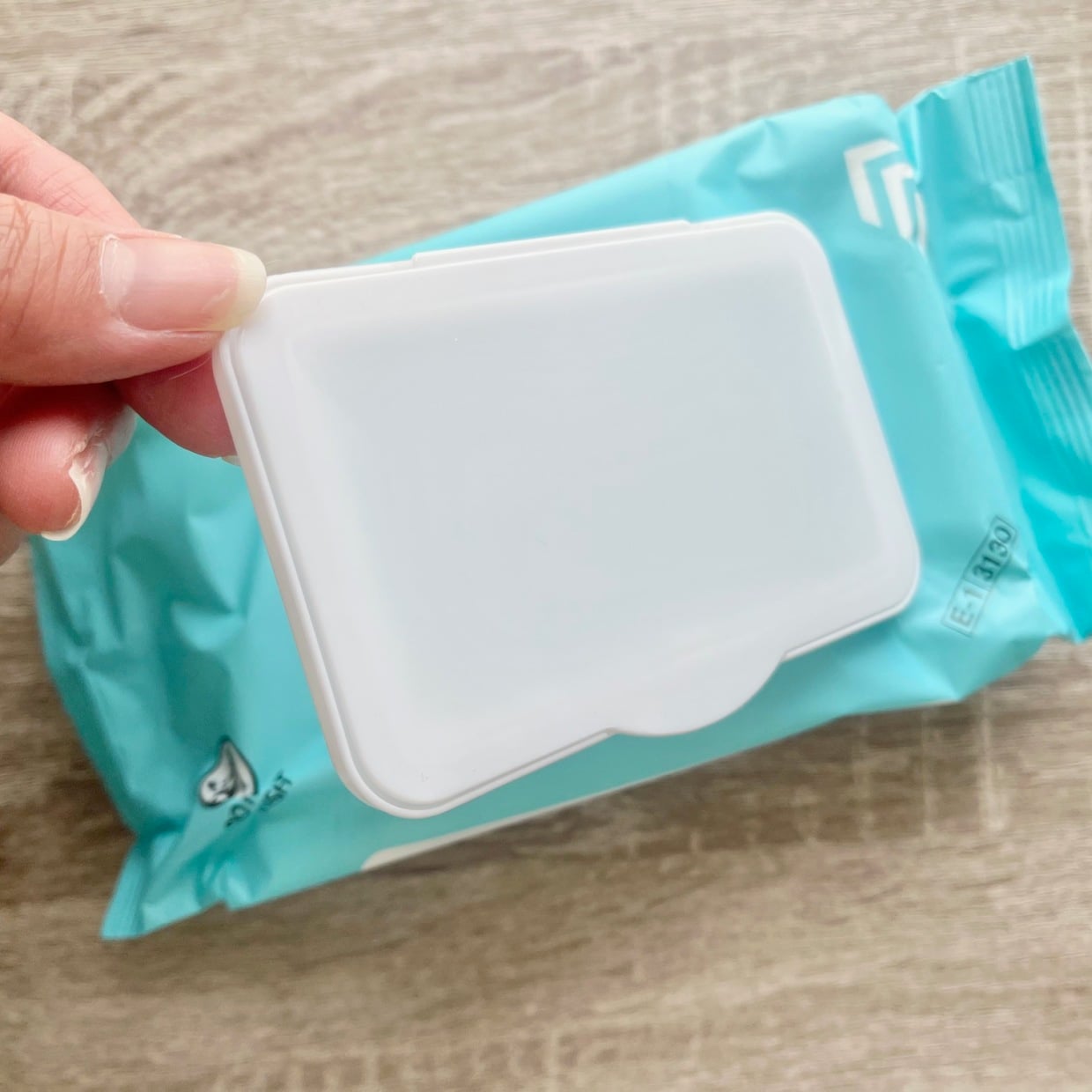  残しておいて正解！「ウェットティッシュのふた」を意外なものに貼るだけで“迷子”がなくなる【裏活用術】 