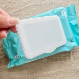 残しておいて正解！「ウェットティッシュのふた」を意外なものに貼るだけで“迷子”がなくなる【裏活用術】