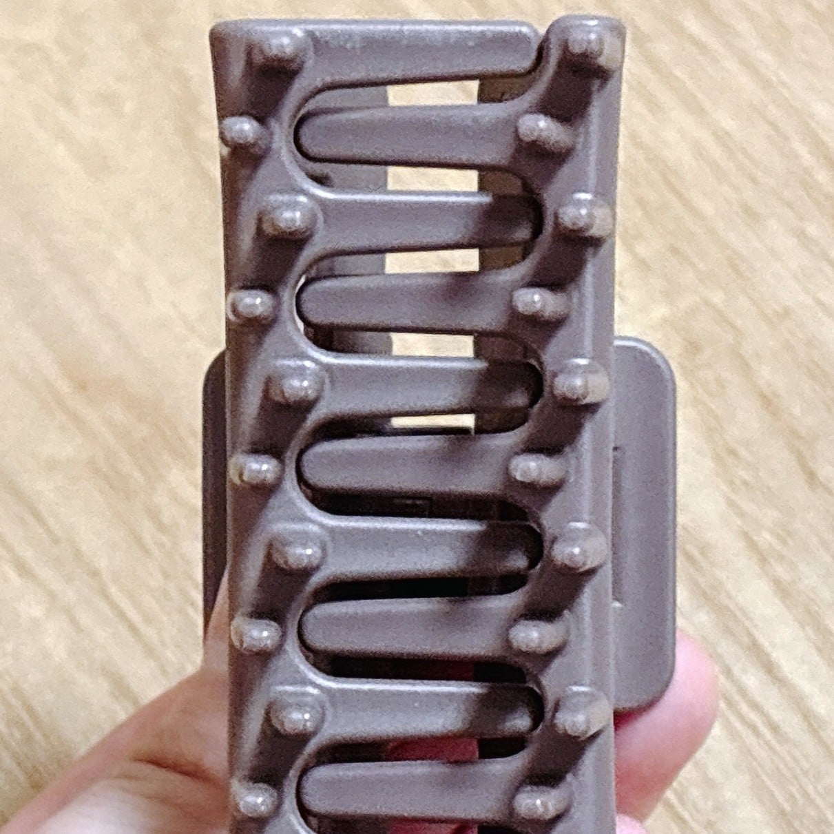  自宅でも旅先でも重宝しそう。【ダイソー】“ひとつ2役”のヘアクリップの使い方 