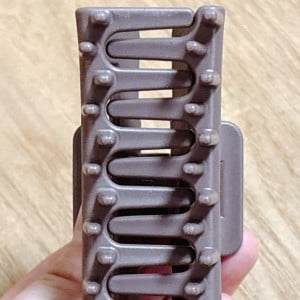 自宅でも旅先でも重宝しそう。【ダイソー】“ひとつ2役”のヘアクリップの使い方