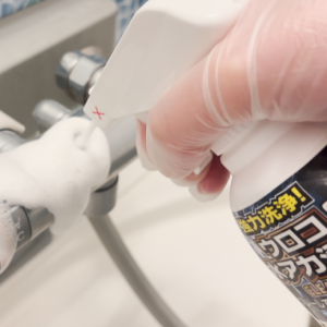 【ダイソー】2～3分置いて流すだけ！「お風呂の蛇口」がこすらずきれいになる簡単掃除術「手間いらず」
