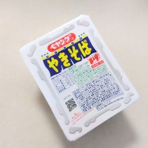 手間なしで作りやすくなる！カップ焼きそばの“かやくがフタにくっつく問題”を3秒で解決する簡単テク