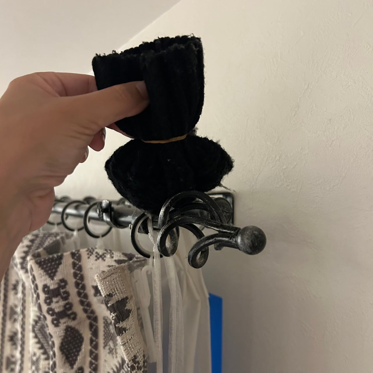 ニットの袖部分をカット。切り口を輪ゴムで結んで表裏をひっくり返し、端を輪ゴムで結んだら完成！カーテンレールの掃除にピッタリ。