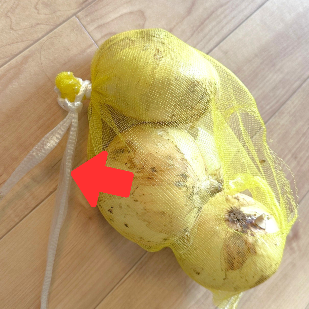 「玉ねぎネットの紐」が、ずっと気になってたキッチンの汚れを解消してくれた…。