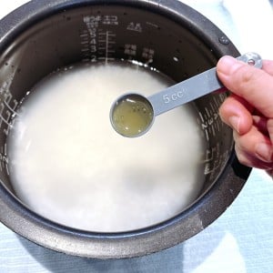 「小さじ1入れるだけ」いつものごはんが“ふっくら・ツヤツヤ”に炊き上がる裏ワザ「とろとろの食材」