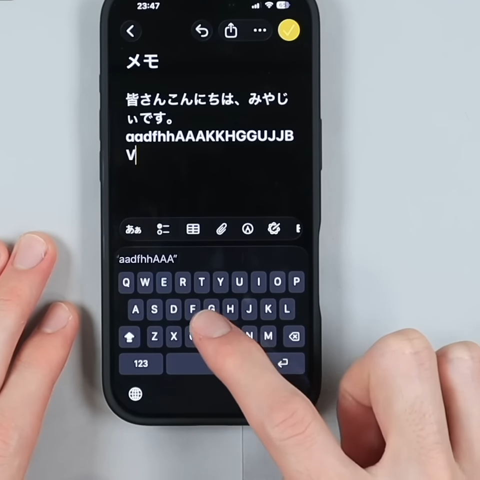  「もっと早く知れたら…！」【iPhone】英字の大文字を連続入力する方法 