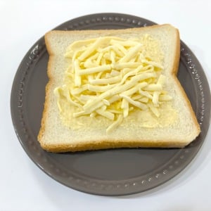 「ひとつかみ加えるだけで香ばしい」チーズとマヨネーズに驚くほどマッチする意外な食材「秒でできる」