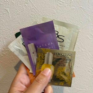 【セリア】で見つけちゃった。散らばる「化粧品サンプル」をすっきり収納するアイテム「裏にしのばせたい」