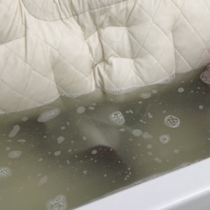 「5年間洗っていない枕」洗ったら茶色の汚水…！衝撃の汚れとニオイの正体