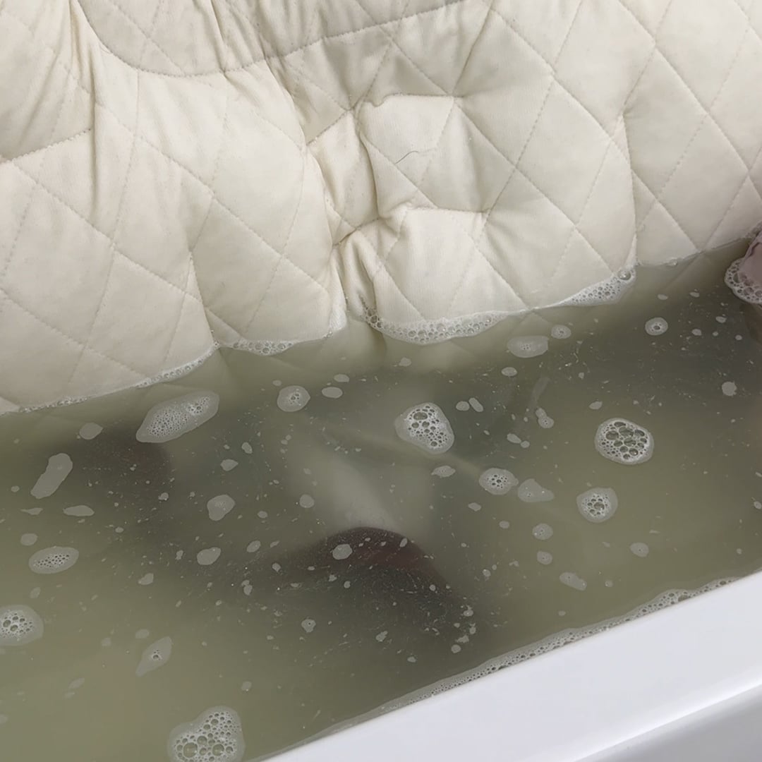  「5年間洗っていない枕」洗ったら茶色の汚水…！衝撃の汚れとニオイの正体 