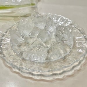 製氷皿はつかわない。氷を大量に作るワザ「まさかの方法」「たくさん作れた」